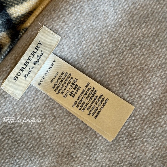 Authentic Burberry wool triangle scarf - Picture 7 of 10